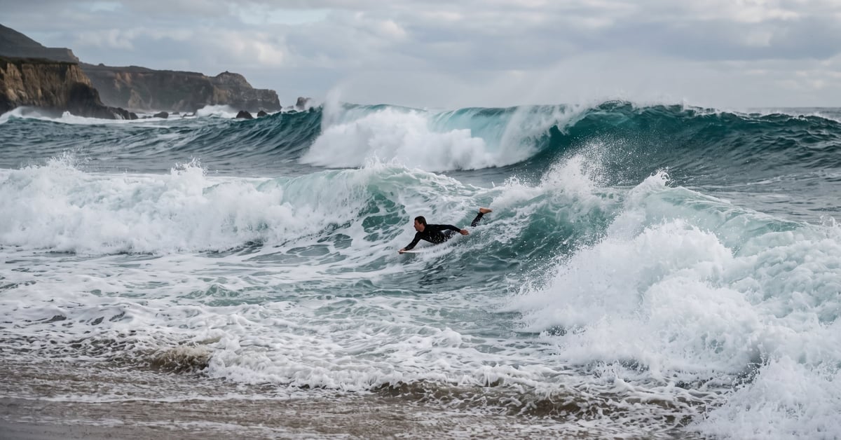 Surfeur affrontant une vague géante sur la côte californienne lors d'une session de big surf