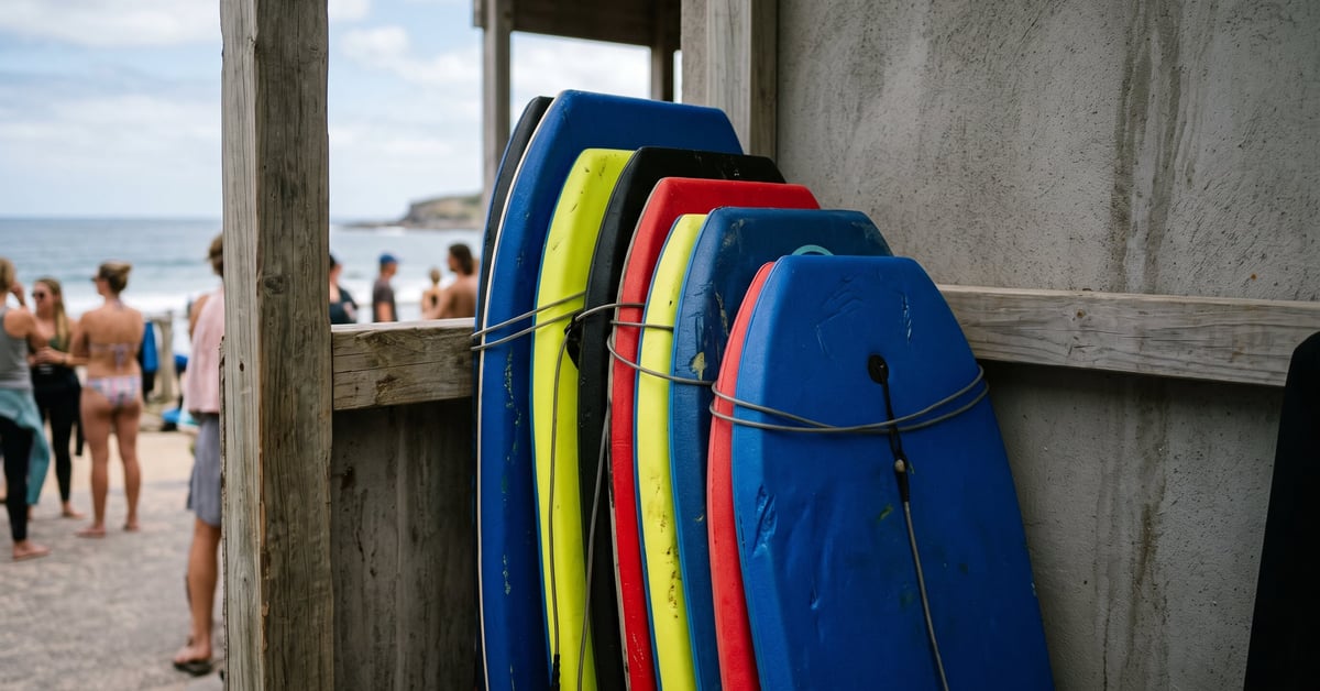 Planches de bodyboard alignées, idéales pour choisir son matériel de surf côtier